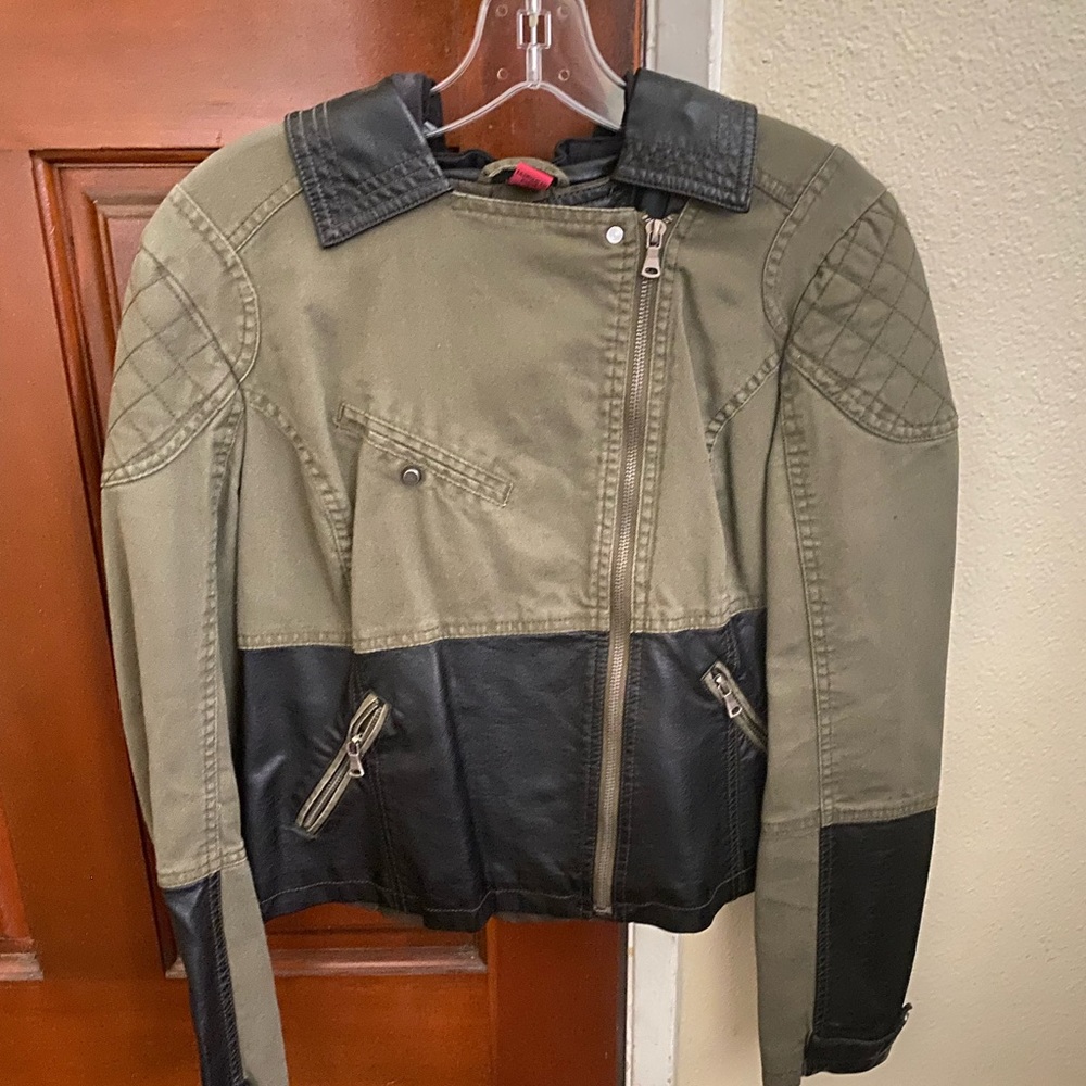 Collection by Bernardo Jacket with faux leather sleeves (Size Large)